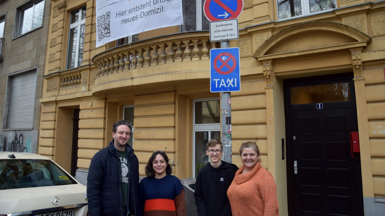 Ein Teil des Teams: Tim Gérard, Marion Sanchez, Nils Krimphove und Ezgi Su Kavak vor dem neuen Standort von "Himmel & Ääd".