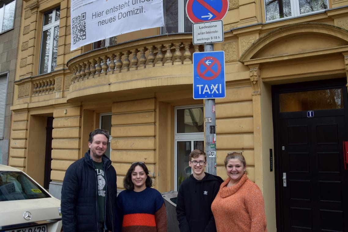 Ein Teil des Teams: Tim Gérard, Marion Sanchez, Nils Krimphove und Ezgi Su Kavak vor dem neuen Standort von "Himmel & Ääd".