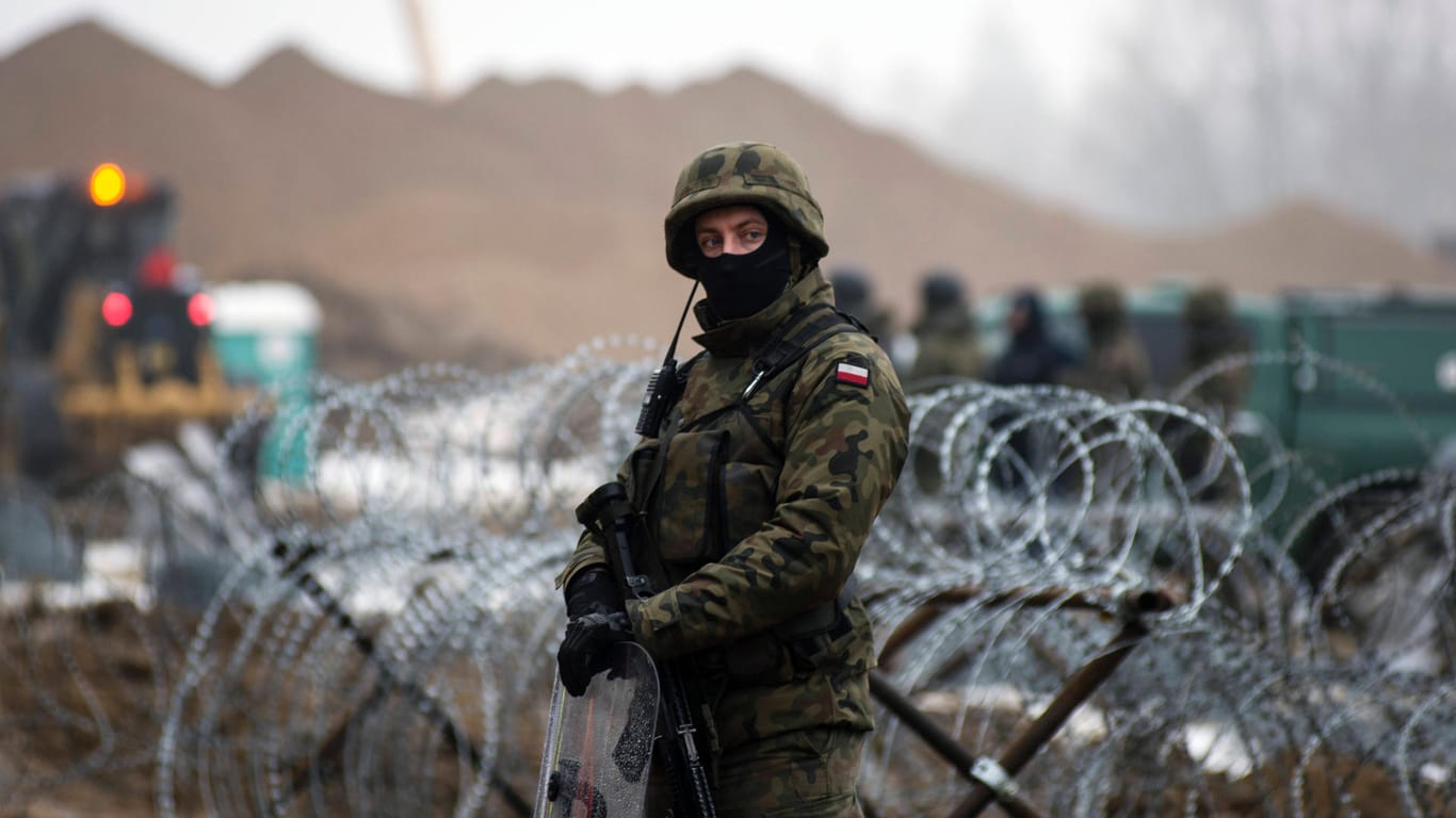 Polnischer Soldat an der Grenze zu Belarus: Die EU-Verhandlungen über Ausnahmeregeln für den Umgang mit Migranten an den EU-Außengrenzen stocken.