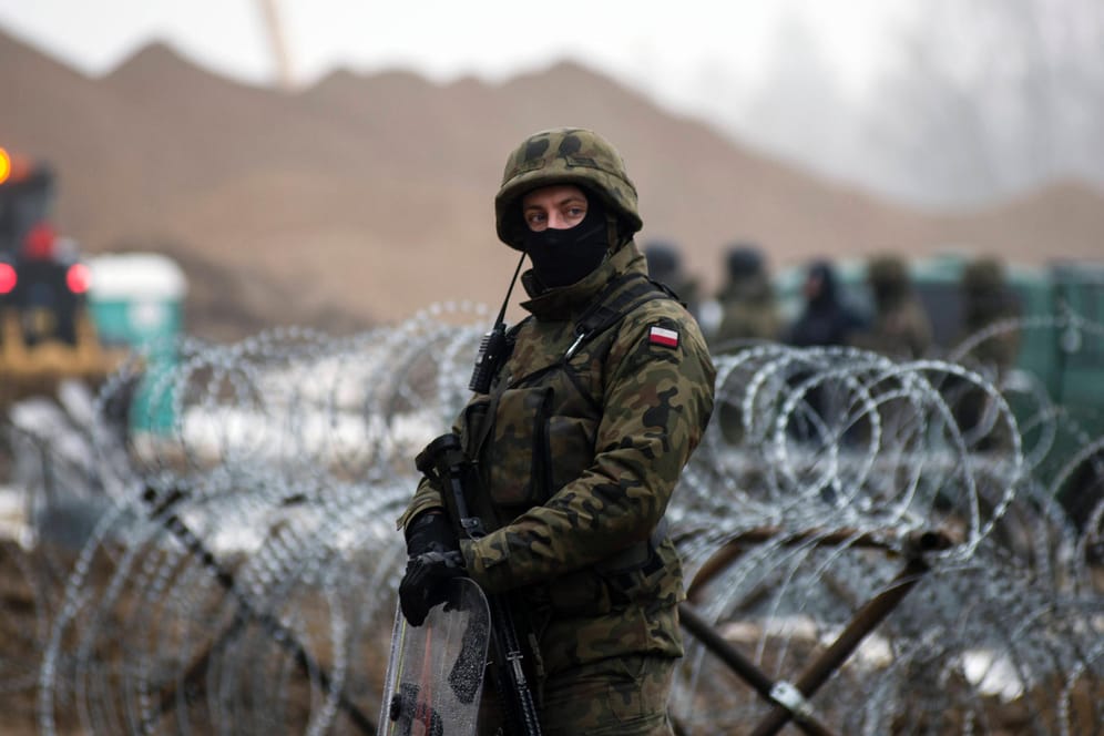 Polnischer Soldat an der Grenze zu Belarus: Die EU-Verhandlungen über Ausnahmeregeln für den Umgang mit Migranten an den EU-Außengrenzen stocken.