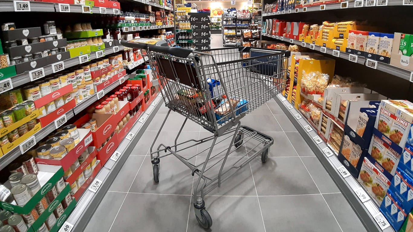 Einkauf im Supermarkt (Symbolbild): Die Inflation kommt im Alltag der Deutschen an.