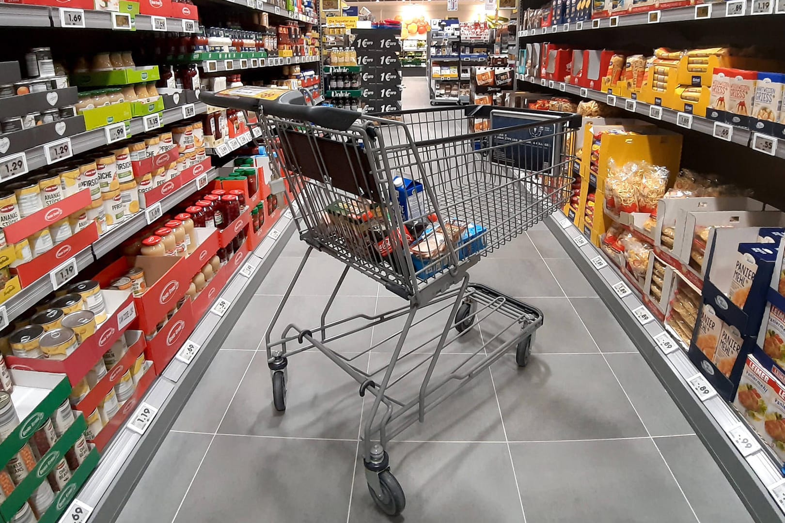 Einkauf im Supermarkt (Symbolbild): Die Inflation kommt im Alltag der Deutschen an. Einkauf im Supermarkt (Symbolbild): Die Inflation kommt im Alltag der Deutschen an.