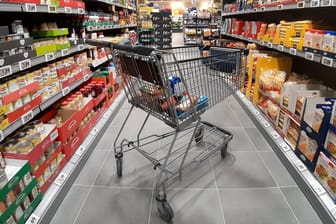 Einkauf im Supermarkt (Symbolbild): Die Inflation kommt im Alltag der Deutschen an.