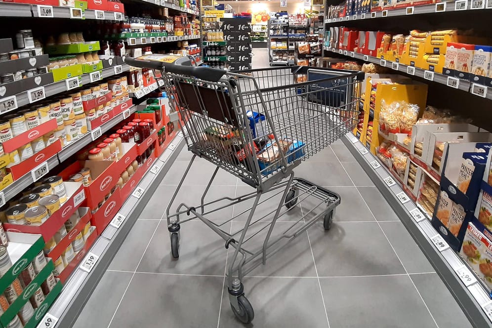 Einkauf im Supermarkt (Symbolbild): Die Inflation kommt im Alltag der Deutschen an.