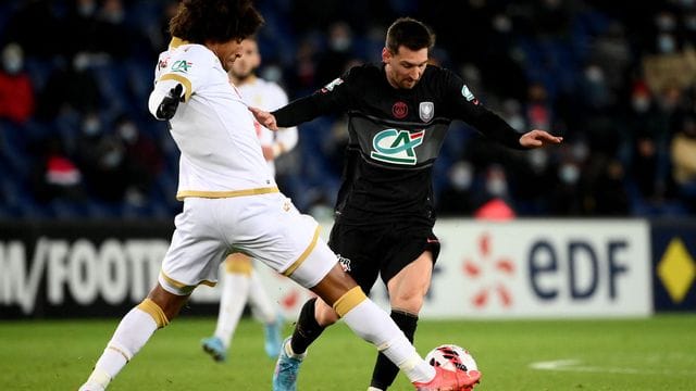 Lionel Messi (r) von Paris Saint-Germain kämpft mit Dante von Nizza um den Ball.