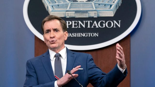 John Kirby, der Sprecher des Pentagon, spricht auf einer Pressekonferenz.