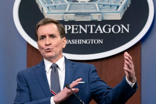 John Kirby, der Sprecher des Pentagon, spricht auf einer Pressekonferenz.