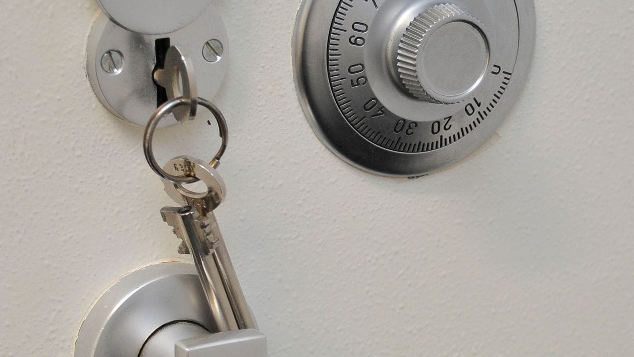 Wer einen Tresor mit Schlüssel kauft, braucht auch ein Behältnis mit derselben Sicherheitsstufe zur Aufbewahrung für diesen.