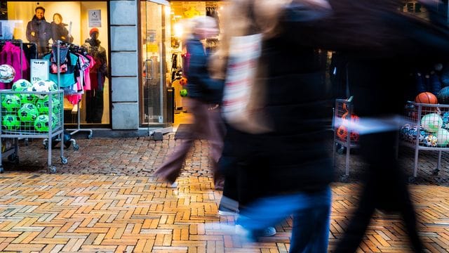 Passanten schlendern durch die Fußgängerzone von Appenrade.