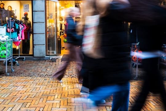 Passanten schlendern durch die Fußgängerzone von Appenrade.