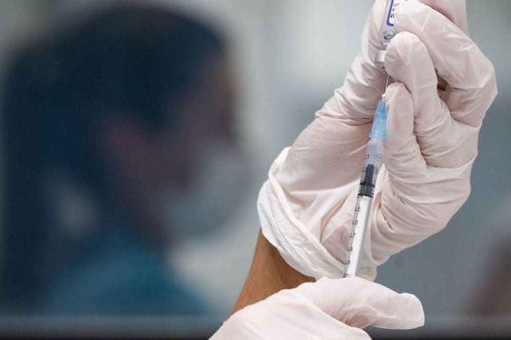 Eine medizinische Mitarbeiterin zieht in einem Impfzentrum eine Dosis des Impfstoffes von Biontech/Pfizer auf.