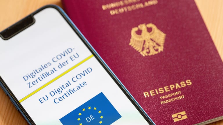 Digitales Covid-Zertifikat der EU: Wer vom 1. Februar an in der EU verreisen will, muss sich auf strengere Regeln einstellen.