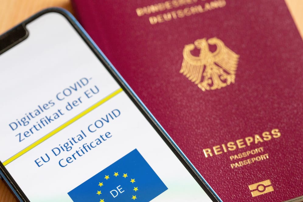 Digitales Covid-Zertifikat der EU: Wer vom 1. Februar an in der EU verreisen will, muss sich auf strengere Regeln einstellen.