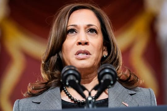 Kamala Harris spricht in der Statuary Hall des US-Kapitols anlässlich des Jahrestags der Erstürmung des US-Kapitols (Archivbild).