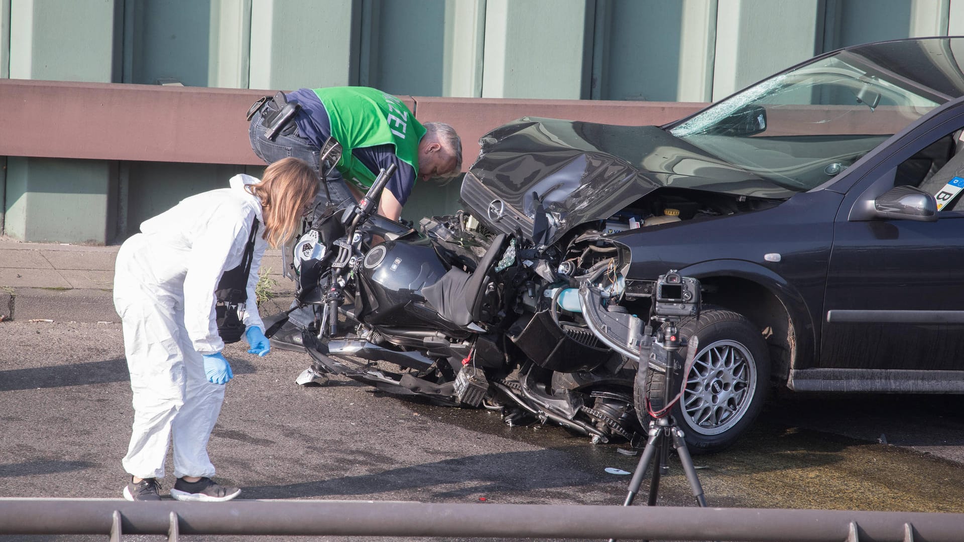 Polizei und Spurensicherung am Auto des Täters (Archivbild): Nur das im Wagen verkeilte Motorrad konnte die Amokfahrt stoppen.