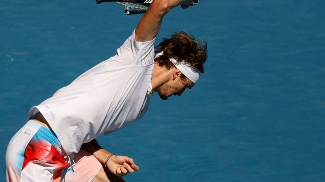 Alexander Zverev schlägt im Achtelfinale der Australian Open frustriert seinen Schläger kaputt. Alexander Zverev schlägt im Achtelfinale der Australian Open frustriert seinen Schläger kaputt.