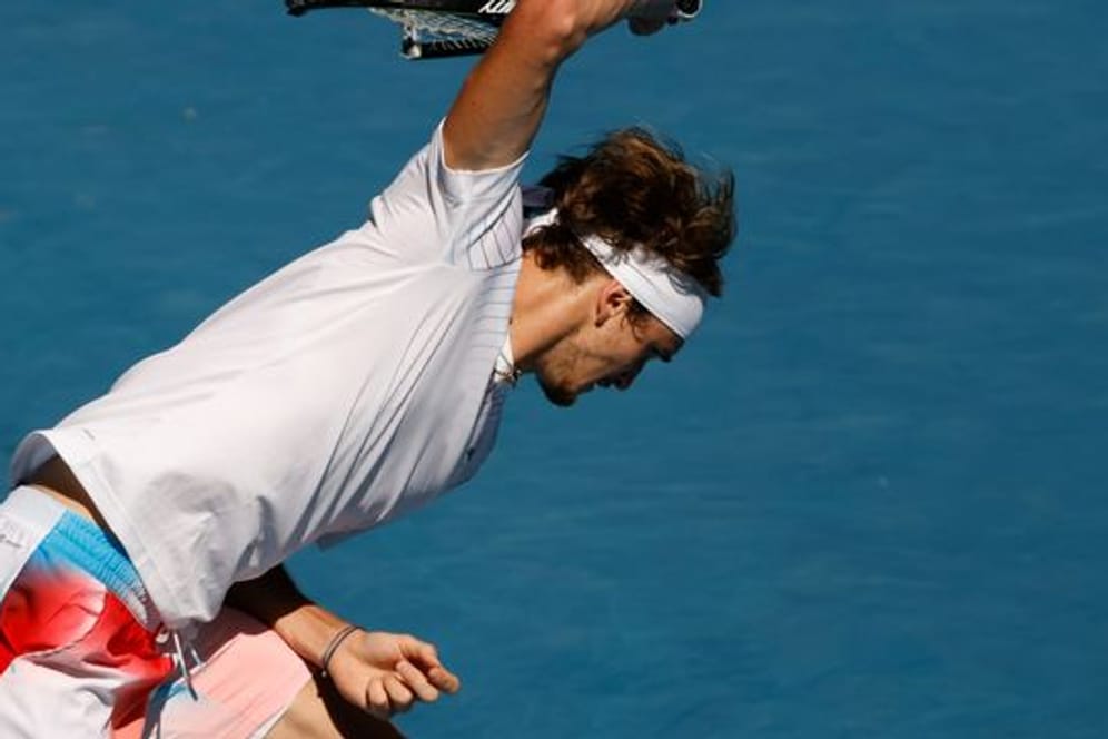 Alexander Zverev schlägt im Achtelfinale der Australian Open frustriert seinen Schläger kaputt.