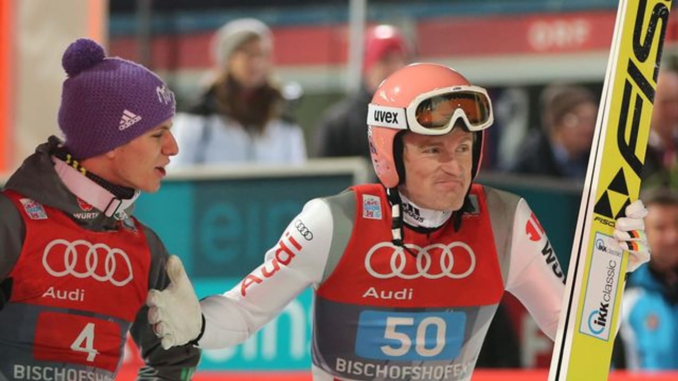 Severin Freund (r) und Andreas Wellinger stehen bereit, sollte ein Skispringer in Peking ausfallen.