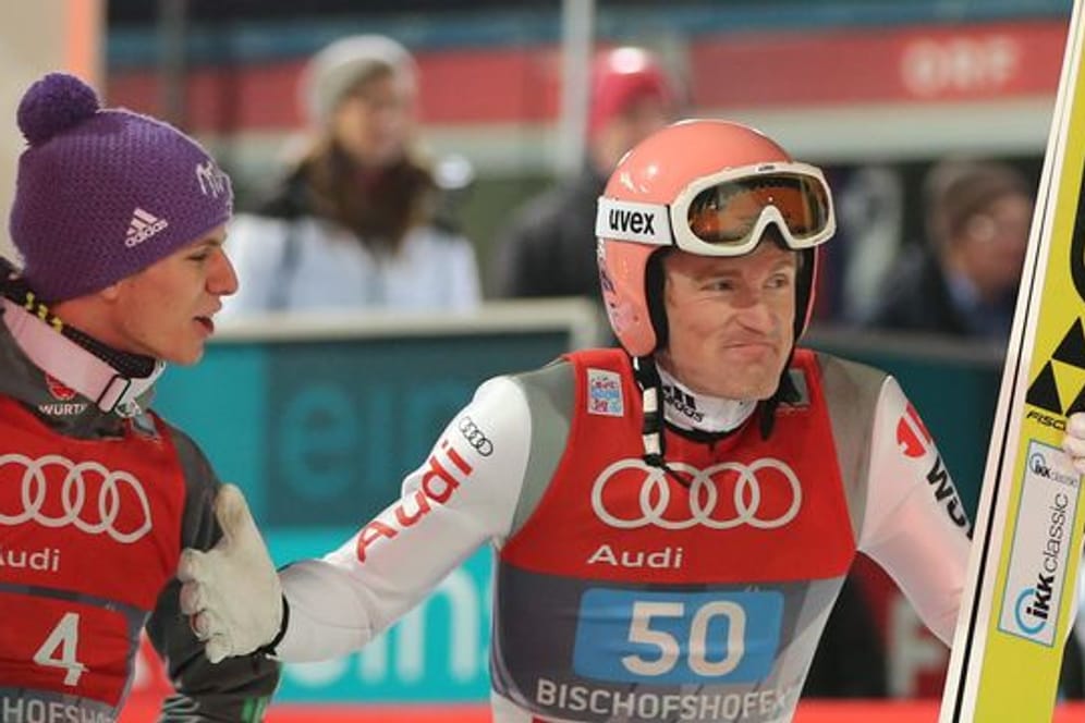 Severin Freund (r) und Andreas Wellinger stehen bereit, sollte ein Skispringer in Peking ausfallen.