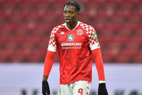 Der ehemalige Mainzer Jean-Philippe Mateta geht über den Platz.