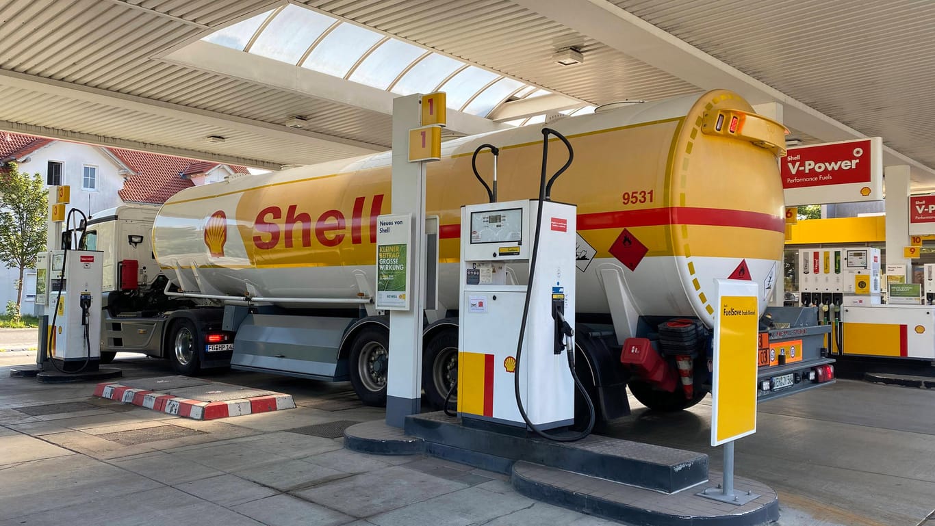 Tanklaster an einer Shell-Tankstelle (Symbolbild): Aktuell könne das Unternehmen die Ausfälle in der Versorgungskette mit anderen Zulieferern kompensieren.