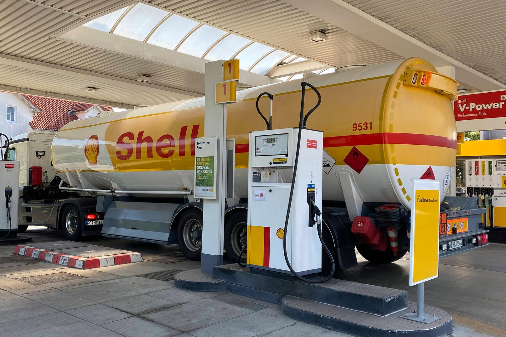 Tanklaster an einer Shell-Tankstelle (Symbolbild): Aktuell könne das Unternehmen die Ausfälle in der Versorgungskette mit anderen Zulieferern kompensieren.