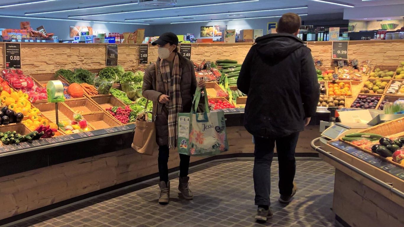 Einkaufen im Supermarkt: Das Tragen einer FFP2-Maske zählt zu den wichtigsten Corona-Schutzmaßnahmen in Innenräumen.