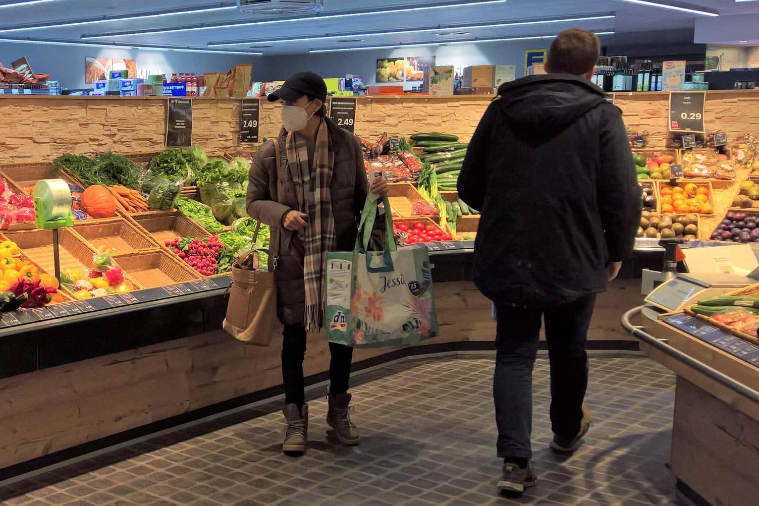 Einkaufen im Supermarkt: Das Tragen einer FFP2-Maske zählt zu den wichtigsten Corona-Schutzmaßnahmen in Innenräumen.