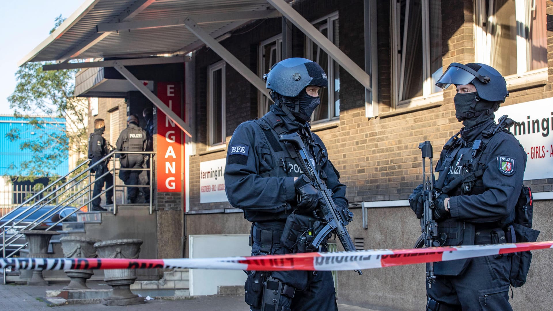 Rocker-Razzia vergangenen September: Zeitgleich waren Beamte in ganz NRW im Einsatz, unter anderem wurde dieses Bordell in Duisburg durchsucht.