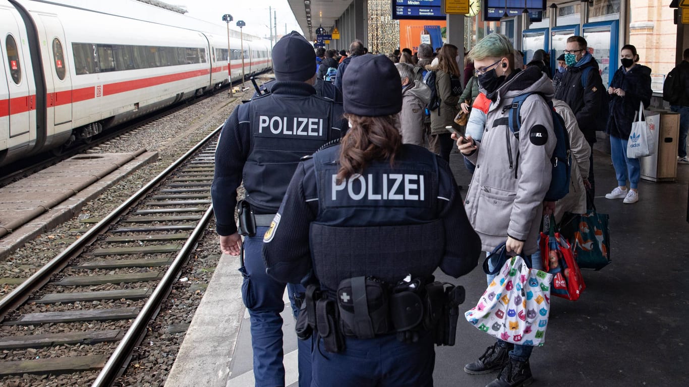 Polizei am Hauptbahnhof in Hannover (Symbolbild): Der 17-jährige Kerpener war am Samstag hier festgenommen worden. Polizei am Hauptbahnhof in Hannover (Symbolbild): Der 17-jährige Kerpener war am Samstag hier festgenommen worden.
