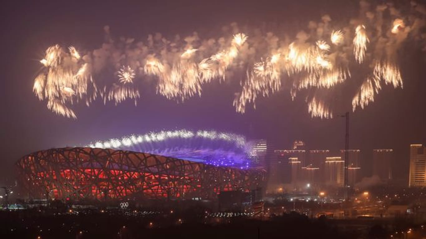 Während einer Probe für die Eröffnungsfeier der Olympischen Winterspiele explodiert Feuerwerk über dem Nationalstadion.