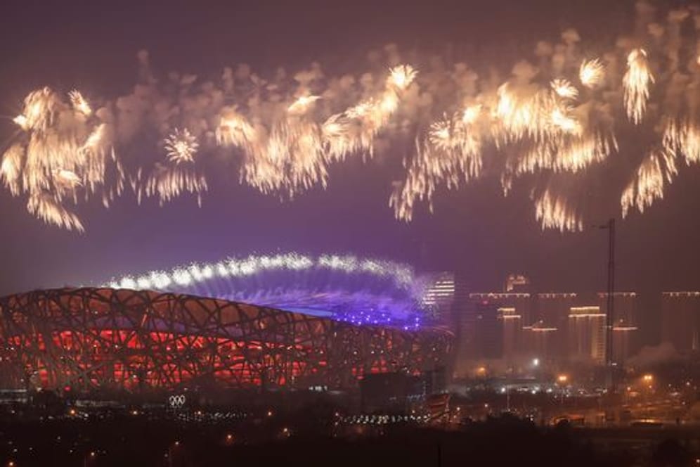Während einer Probe für die Eröffnungsfeier der Olympischen Winterspiele explodiert Feuerwerk über dem Nationalstadion.