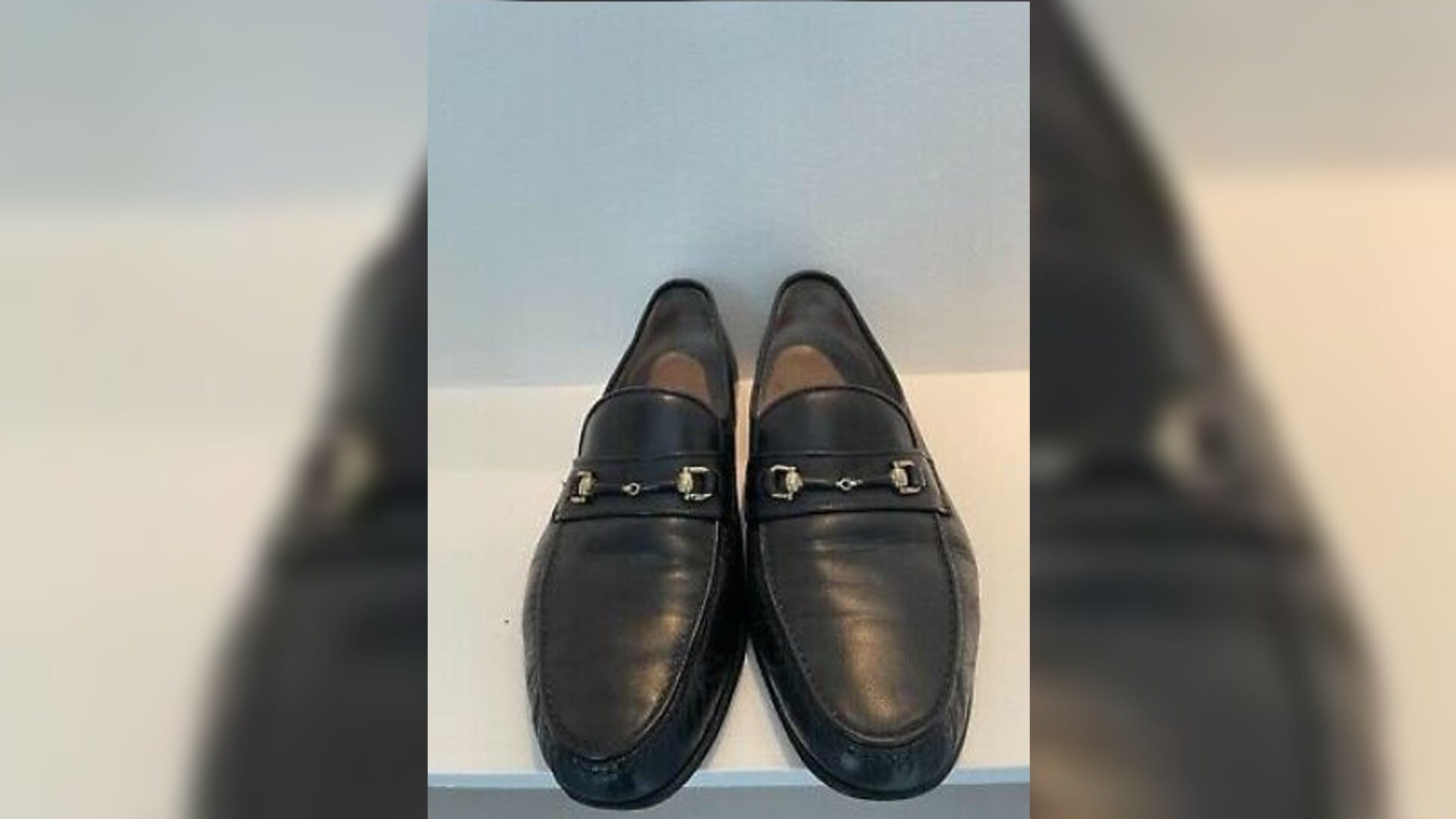 Der Unbekannte trug zu seinem Todeszeitpunkt vergleichbare Schuhe.