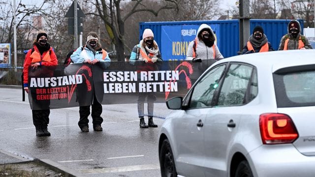 Klimaaktivisten blockieren Bundesstraße 10 in Stuttgart