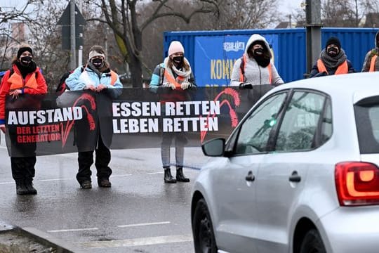 Klimaaktivisten blockieren Bundesstraße 10 in Stuttgart