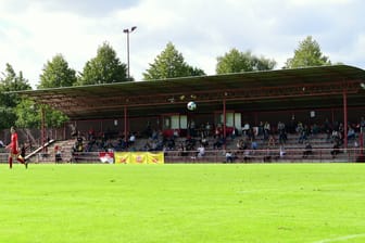 Die Tribüne in der Wolfgang-Meyer-Sportanlage (Archivbild): Bald könnte das Stadion einen neuen Namen tragen.