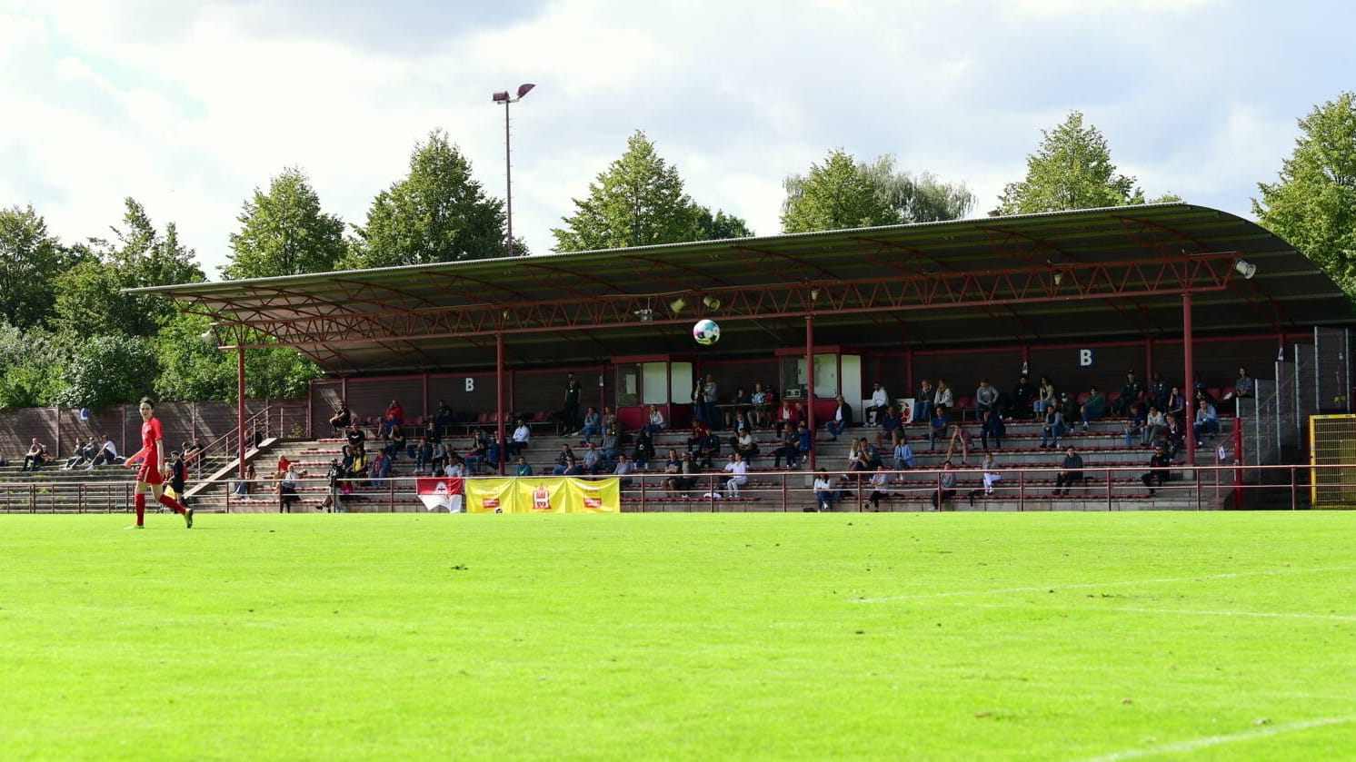 Die Tribüne in der Wolfgang-Meyer-Sportanlage (Archivbild): Bald könnte das Stadion einen neuen Namen tragen.