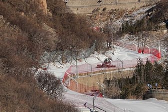 Eine Skipiste im Nationalen Ski-Alpin-Zentrum wird vorbereitet.