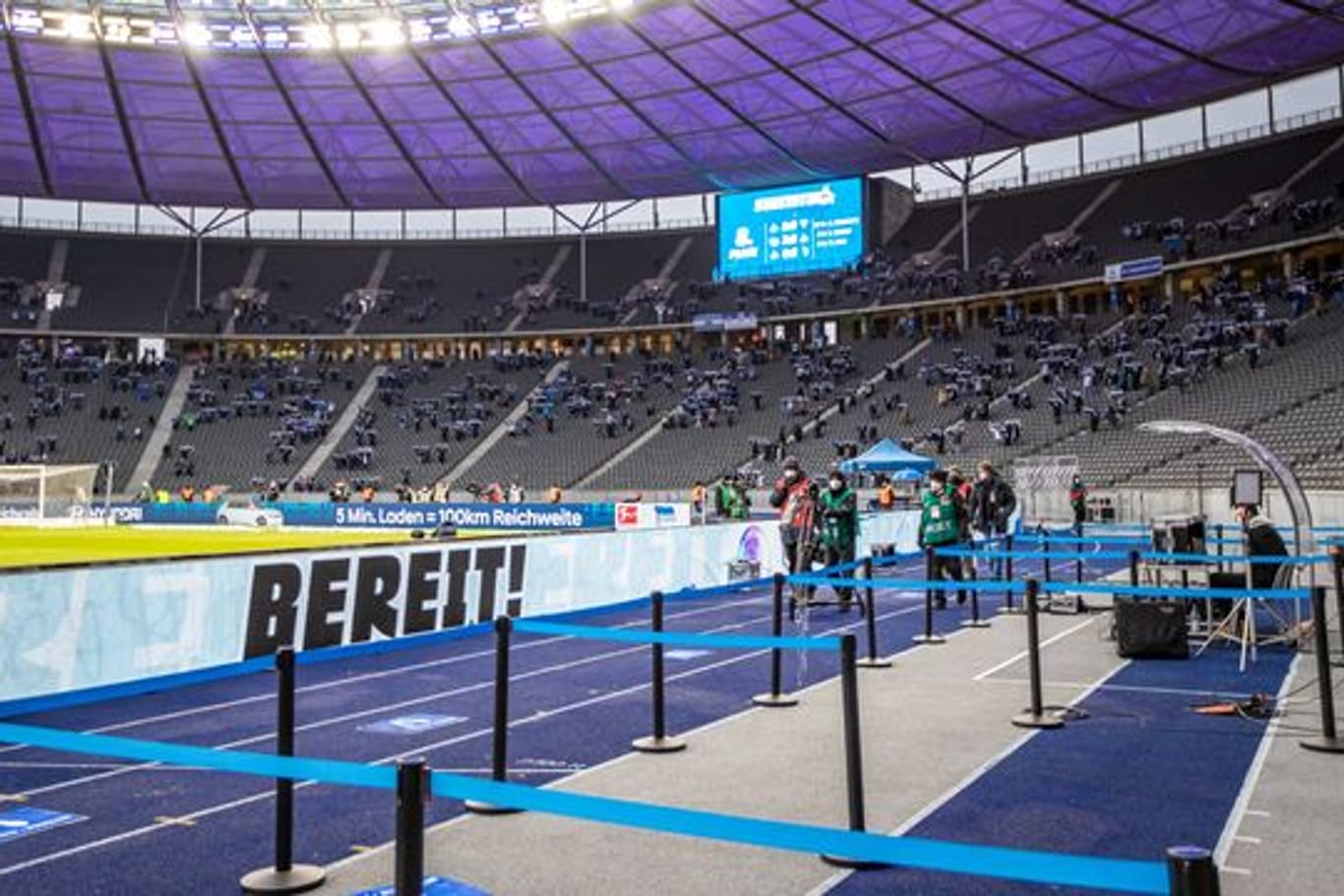 Vereinzelt stehen Fans auf den Tribünen im Berliner Olympiastadion.