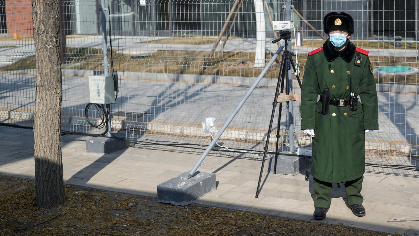 Überwachungsstaat: Ein Soldat steht neben Sicherheitskameras auf dem Weg zur "Big Air Shougang"-Sportstätte in Peking, in der einige Wettbewerbe der Olympischen Spiele ausgetragen werden.