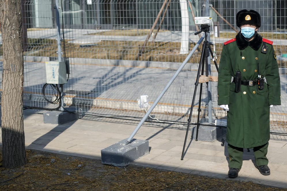 Überwachungsstaat: Ein Soldat steht neben Sicherheitskameras auf dem Weg zur "Big Air Shougang"-Sportstätte in Peking, in der einige Wettbewerbe der Olympischen Spiele ausgetragen werden.