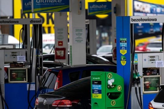 Autos stehen an einer Tankstelle