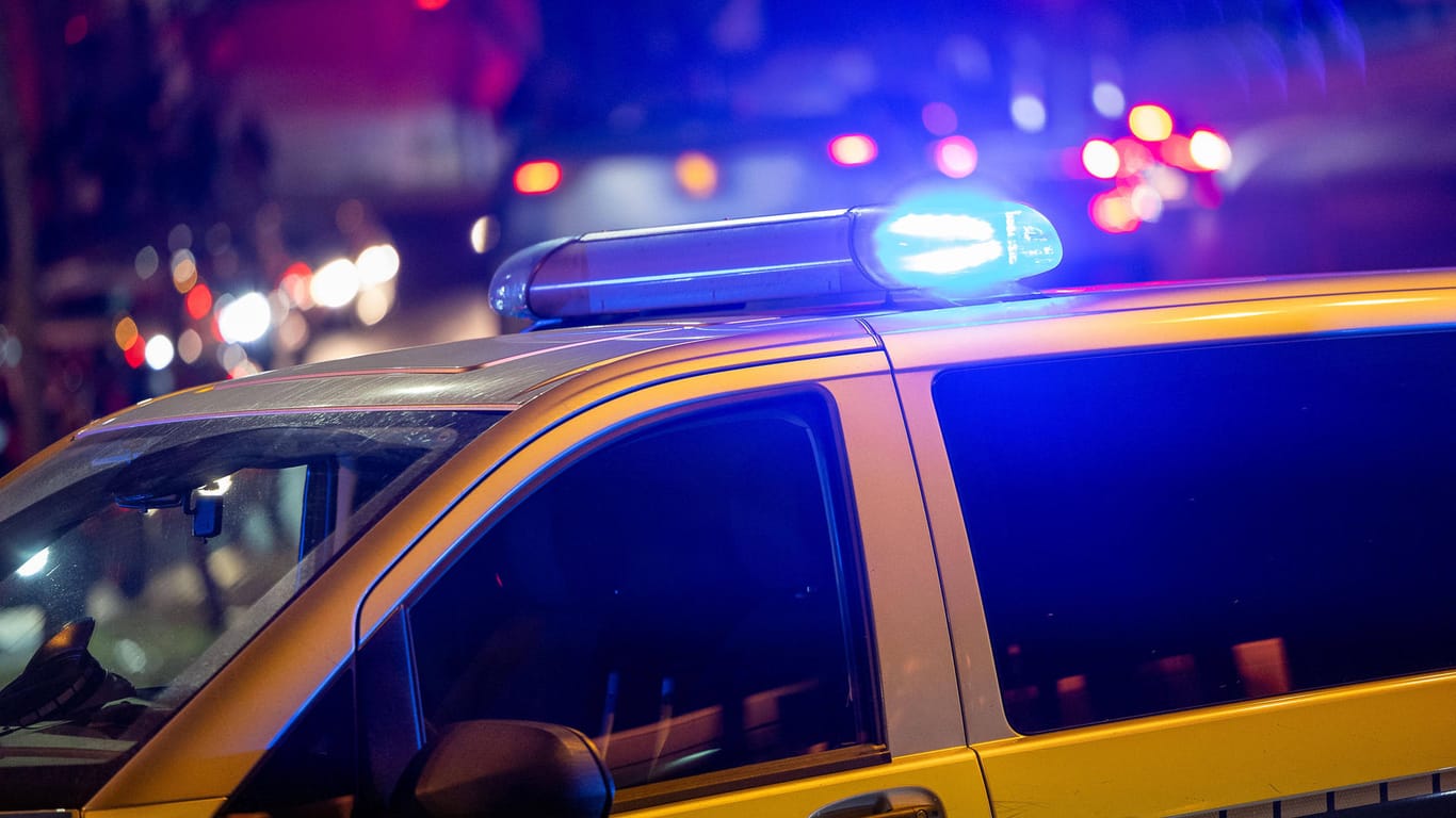 Ein Streifenwagen der Polizei mit Blaulicht (Symbolbild): Gegen den 18-jährigen Täter wird nun ermittelt.