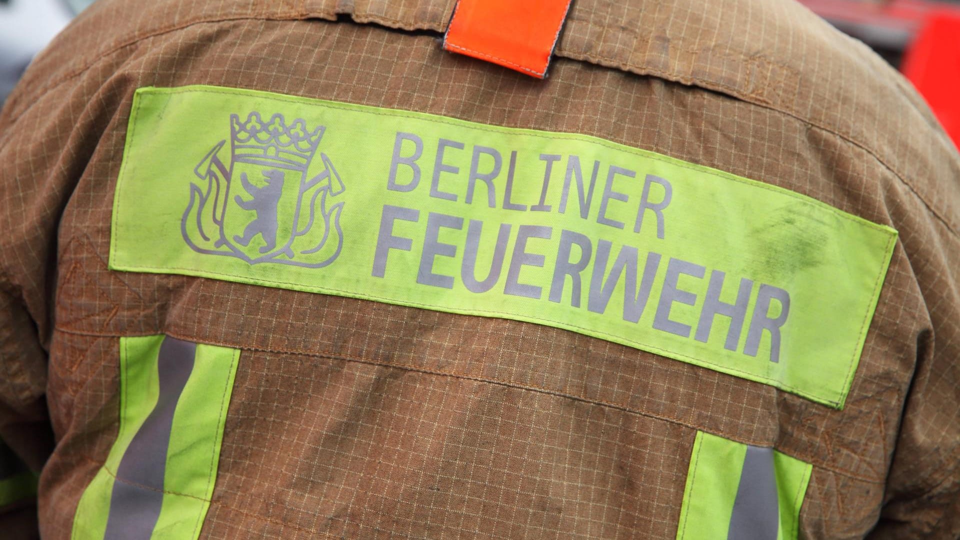 "Berliner Feuerwehr" steht auf einer Jacke (Archivbild): "Eine sogenannte Arbeitsquarantäne wurde in der Pandemieplanung der Berliner Feuerwehr bislang nicht betrachtet", hieß es. "Berliner Feuerwehr" steht auf einer Jacke (Archivbild): "Eine sogenannte Arbeitsquarantäne wurde in der Pandemieplanung der Berliner Feuerwehr bislang nicht betrachtet", hieß es.