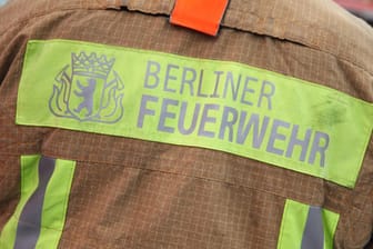 "Berliner Feuerwehr" steht auf einer Jacke (Archivbild): "Eine sogenannte Arbeitsquarantäne wurde in der Pandemieplanung der Berliner Feuerwehr bislang nicht betrachtet", hieß es.