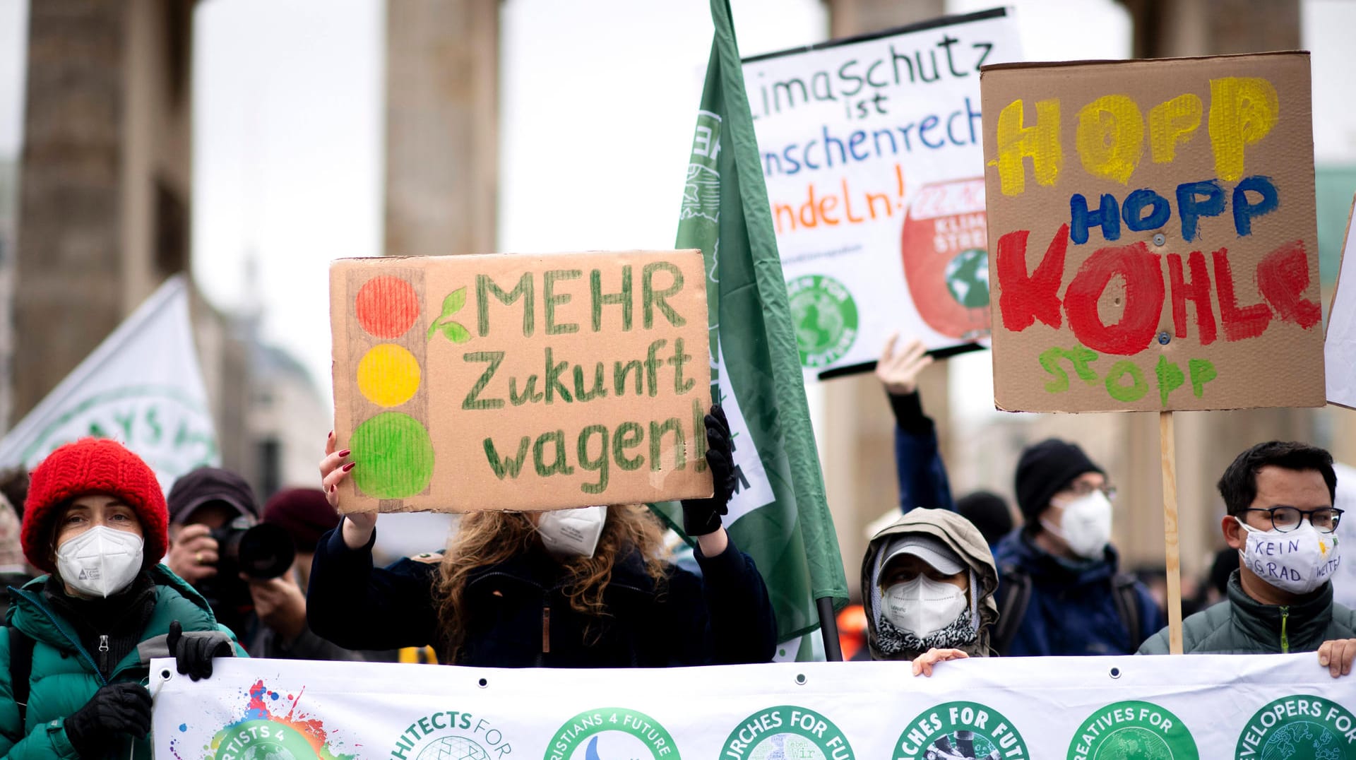 Proteste für mehr Klimaschutz (Archivbild): Bei dem Bundes-Klimaschutzgesetz waren die Klimaschützer noch erfolgreich, bei Klagen auf der Landesebene dagegen nicht.