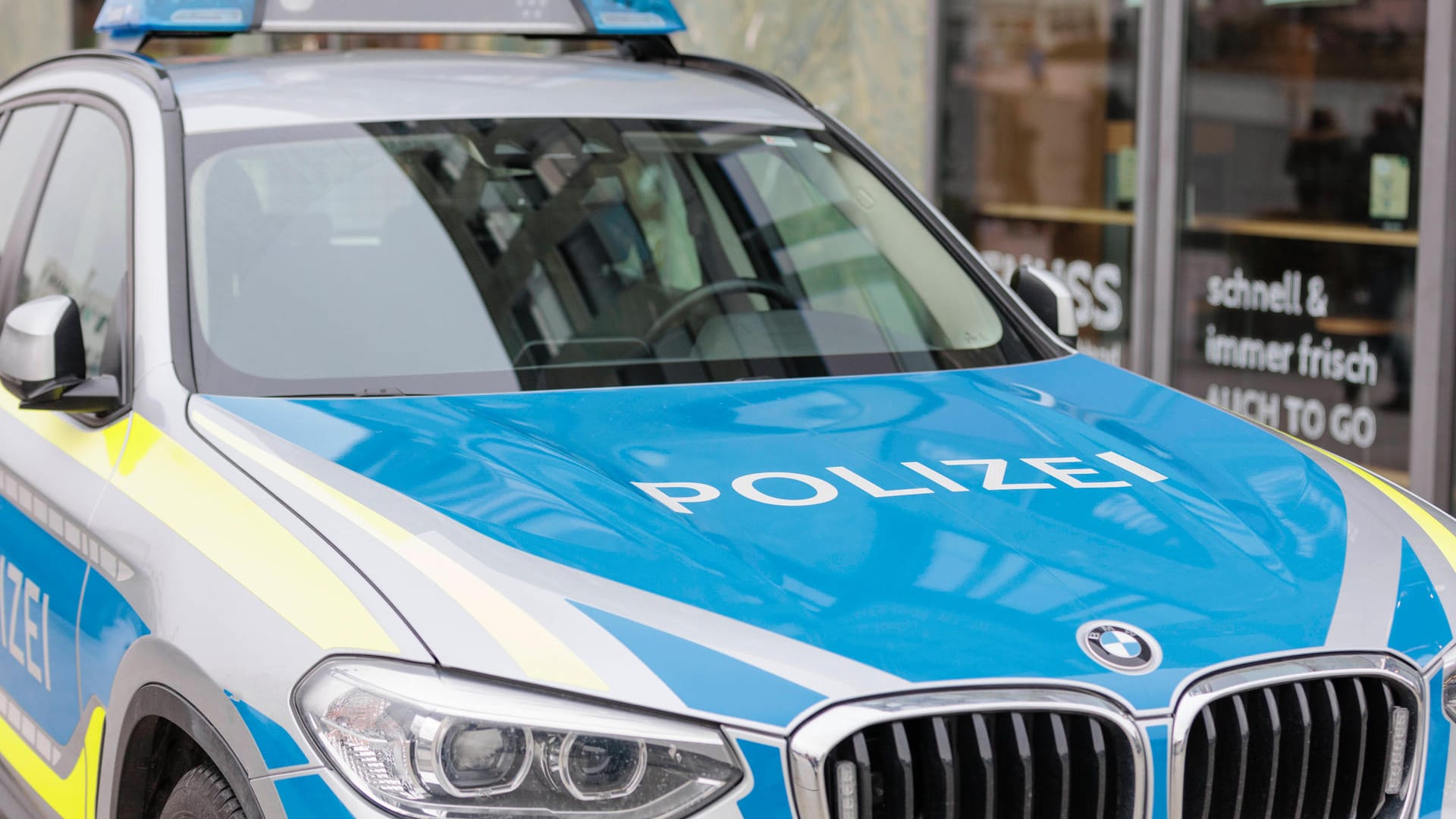 Dienstwagen der Polizei im Einsatz (Symbolbild): Die Polizei in Hannover hofft bei den Ermittlungen auf Mithilfe von Augenzeugen. Dienstwagen der Polizei im Einsatz (Symbolbild): Die Polizei in Hannover hofft bei den Ermittlungen auf Mithilfe von Augenzeugen.
