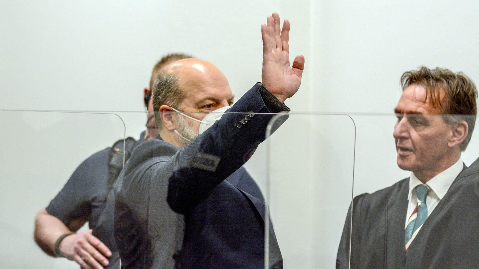 Der Angeklagte Thomas Drach (l) winkt in den Gerichtssaal: Die Staatsanwaltschaft wirft dem verurteilten Straftäter vier Überfälle auf Geldtransporter vor. Der Angeklagte Thomas Drach (l) winkt in den Gerichtssaal: Die Staatsanwaltschaft wirft dem verurteilten Straftäter vier Überfälle auf Geldtransporter vor.