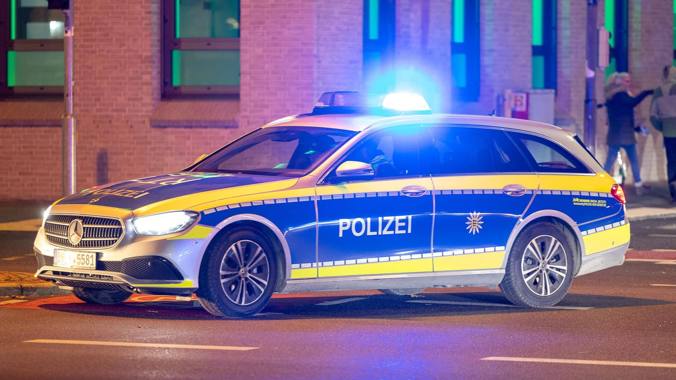Ein Streifenwagen mit aktiviertem Blaulicht (Symbolbild): Die Polizei fahndet nun nach dem Tanzschulen-Einbrecher.