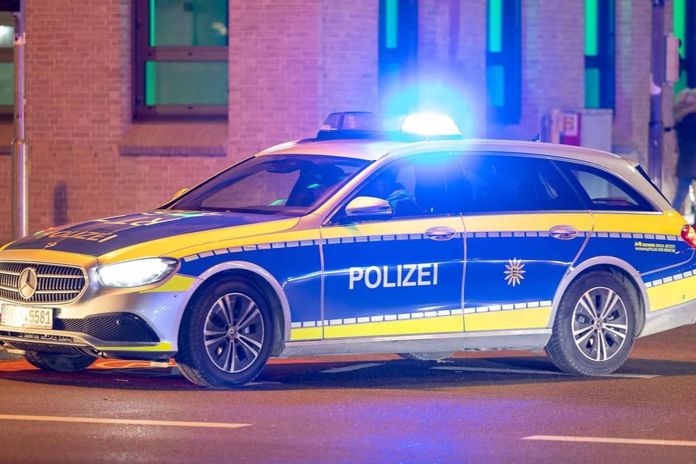 Ein Streifenwagen mit aktiviertem Blaulicht (Symbolbild): Die Polizei fahndet nun nach dem Tanzschulen-Einbrecher.